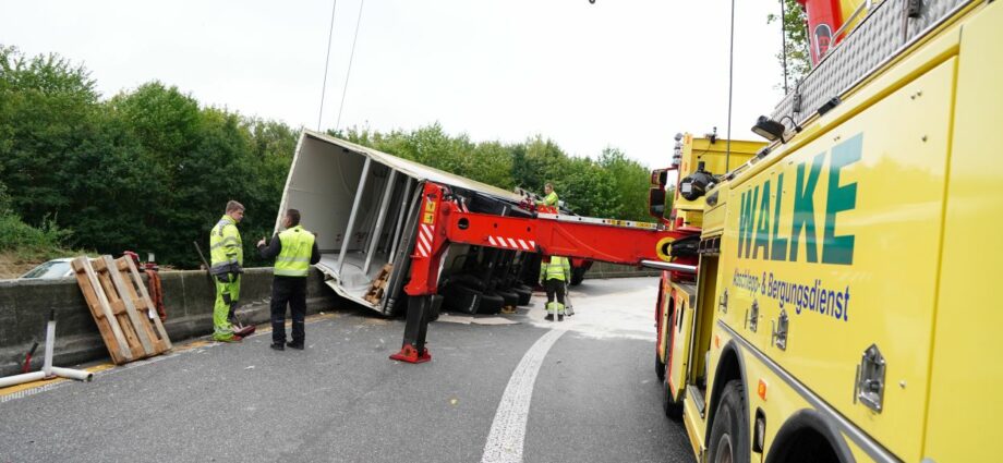 A44/A49: LKW kippt am Kasseler Westkreuz um – Stau