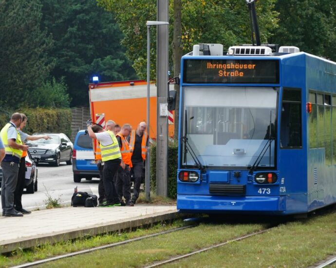 KS: Mann von Straßenbahn erfasst und lebensgefährlich verletzt