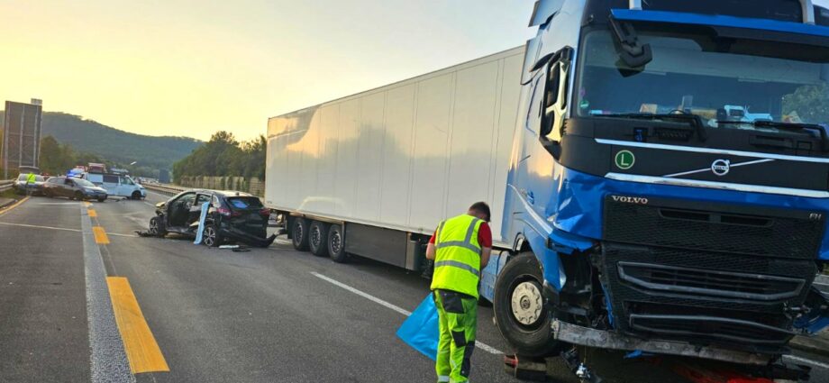 A44: LKW übersieht Stauende am Kasseler Westkreuz – Mehrere Verletzte