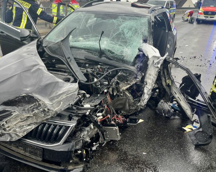 Auf der Brücke in Gegenverkehr geraten – Rettungshubschrauber im Einsatz