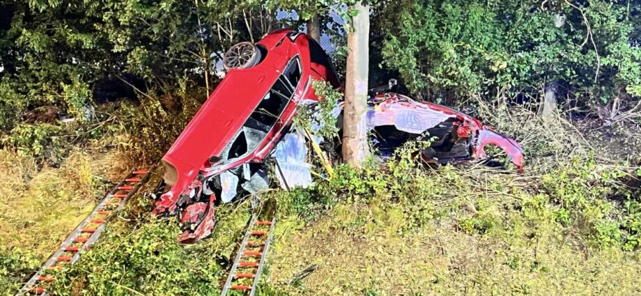 PKW am Baum aufgerissen – Tödlicher Unfall auf A49