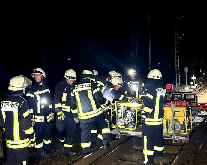 Ladung von Güterzug prallt gegen Cantus-Bahn – Notfallübung im DB-Tunnel bei Beiseförth