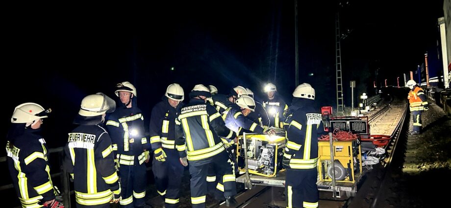 Ladung von Güterzug prallt gegen Cantus-Bahn – Notfallübung im DB-Tunnel bei Beiseförth