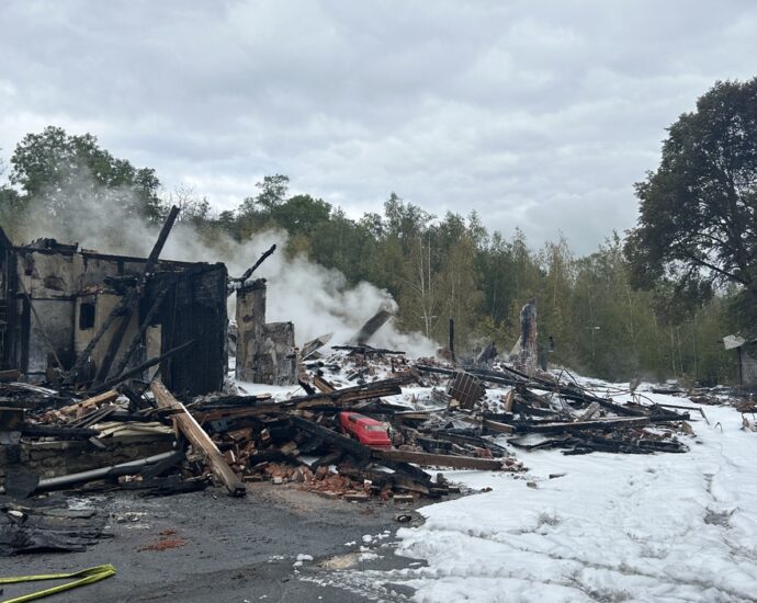 HeLi: Flammen zerstören altes Bahnhofsgebäude in Walburg