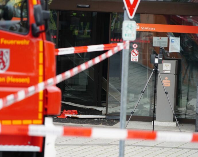 Geldautomaten in Borken gesprengt: Polizeistreife hört Explosion – Festnahme