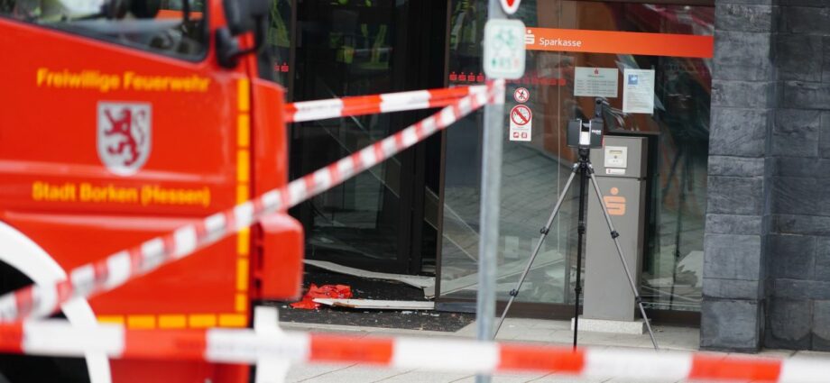 Geldautomaten in Borken gesprengt: Polizeistreife hört Explosion – Festnahme