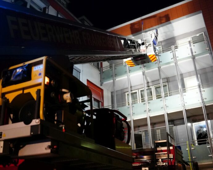 FKB: Patient kommt bei Brand im Krankenhaus ums Leben – Feuerwehr im Großeinsatz