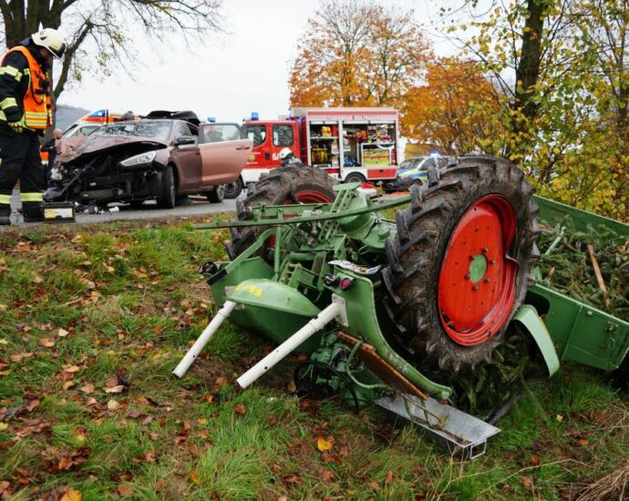 WOH: PKW kracht in Traktor auf B251 nahe Istha – 71-Jähriger schwer verletzt