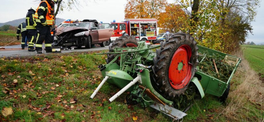 WOH: PKW kracht in Traktor auf B251 nahe Istha – 71-Jähriger schwer verletzt