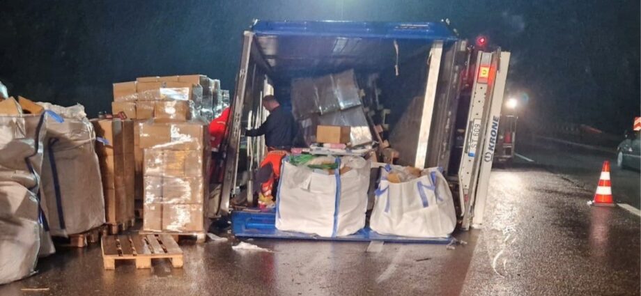 Wi: LKW beladen mit Bettwäsche kippte auf A3 um