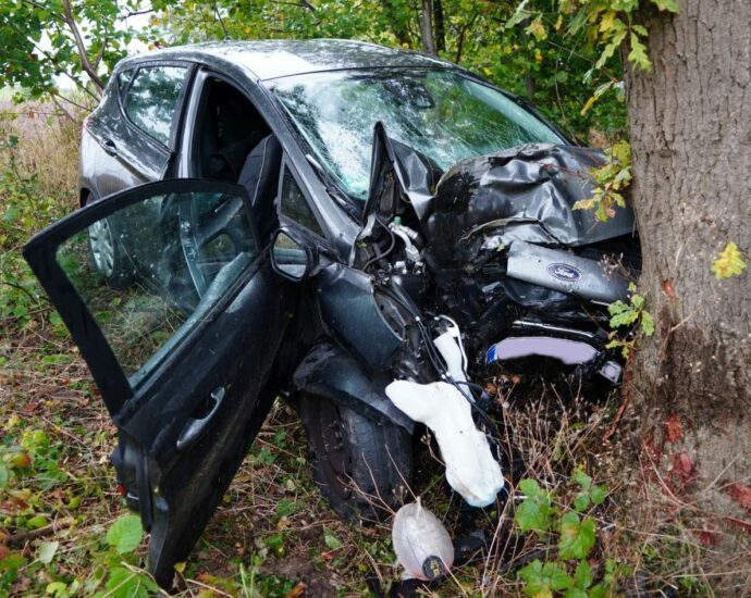 WOH: Alleinunfall auf B450 – Fahrerin schwer verletzt