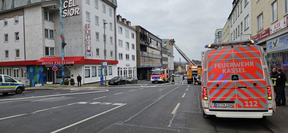 Aktuell: Gebäudebrand in Kassel – Feuerwehr im Einsatz