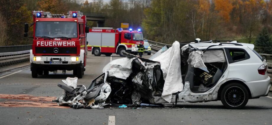 PKW frontal in LKW – Tödlicher Unfall auf B252 bei Bad Arolsen