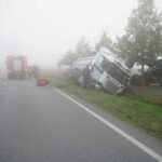 B83 bei Hofgeismar: Reifenplatzer am Kies-LKW – Fahrer leicht verletzt