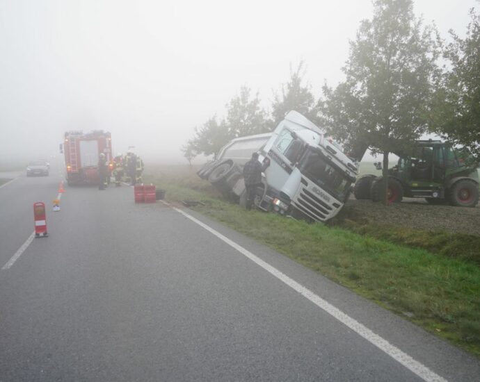 B83 bei Hofgeismar: Reifenplatzer am Kies-LKW – Fahrer leicht verletzt