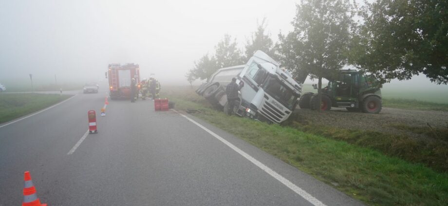 B83 bei Hofgeismar: Reifenplatzer am Kies-LKW – Fahrer leicht verletzt