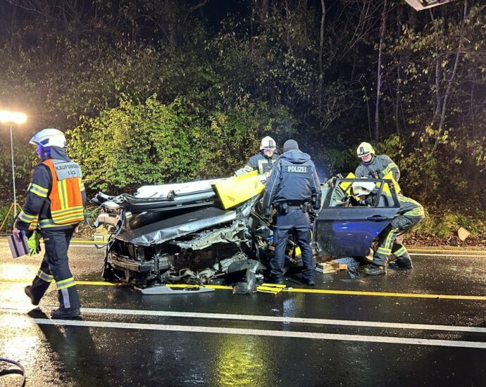 B7: Zwei Personen nach Unfall nahe Kaufungen eingeklemmt