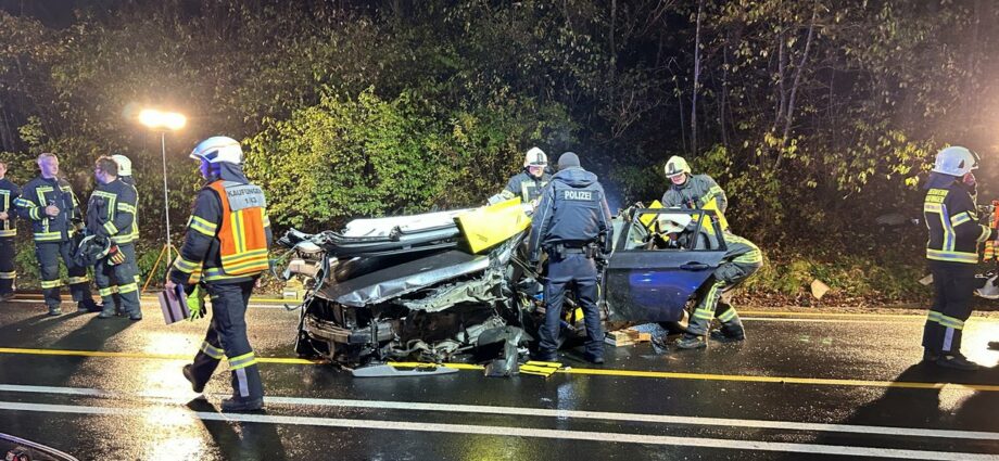 B7: Zwei Personen nach Unfall nahe Kaufungen eingeklemmt