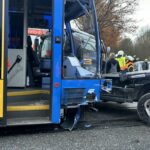 KS: Straßenbahn kracht in Oberzwehren in LKW