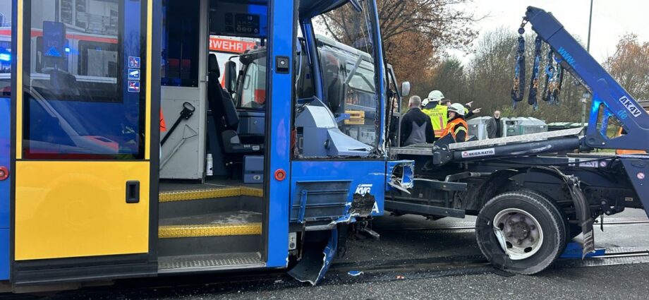 KS: Straßenbahn kracht in Oberzwehren in LKW