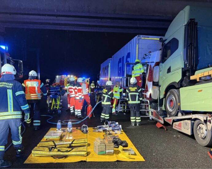 Unfall am Stauende: LKW-Fahrer auf A7 bei Kassel nach Unfall eingeklemmt