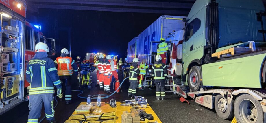 Unfall am Stauende: LKW-Fahrer auf A7 bei Kassel nach Unfall eingeklemmt