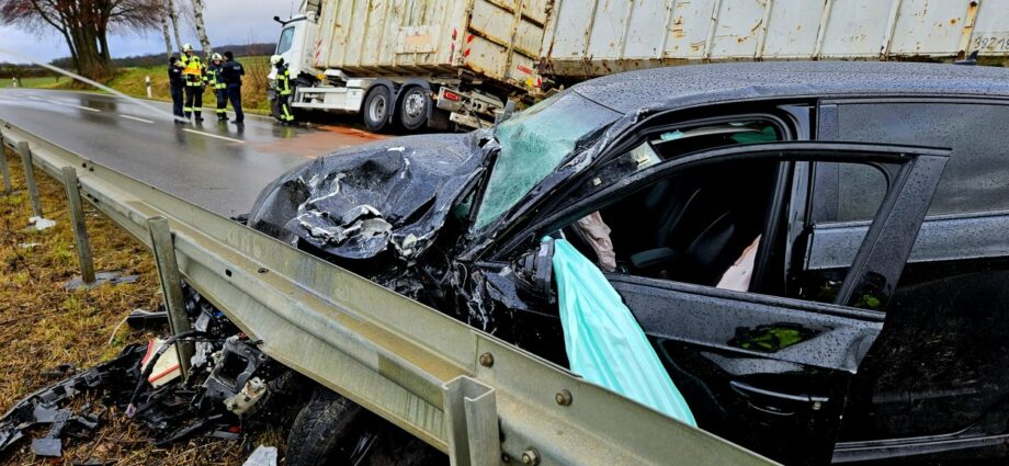 B251: PKW frontal in LKW – Fahrer schwer verletzt