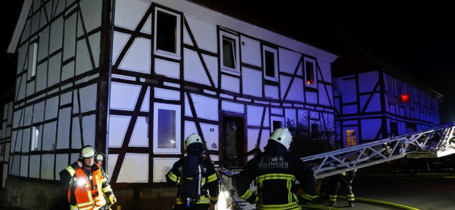 WOH: Brandstiftung kann nicht ausgeschlossen werden – Polizei sucht Zeugen nach Brand in Viesebeck