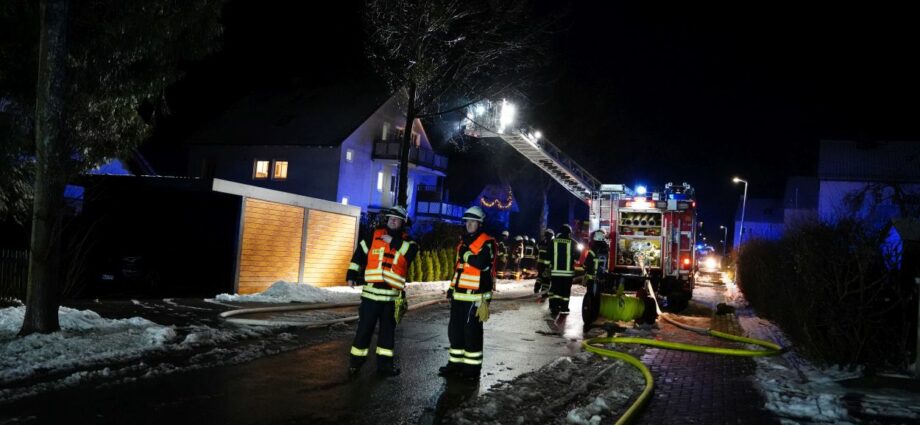 Weihnachtsbaum brannte in Wohnung – Echte Kerzen war Brandauslöser