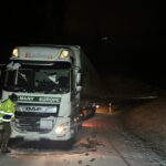 LKW bleibt auf spiegelglatter Fahrbahn Stecken – Alleinunfall auf B7