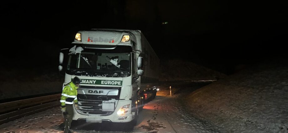 LKW bleibt auf spiegelglatter Fahrbahn Stecken – Alleinunfall auf B7