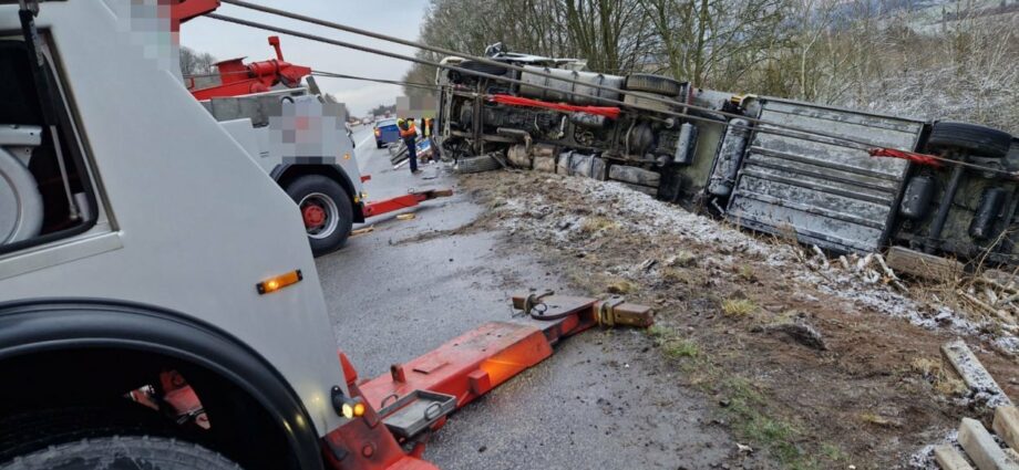 51 Kilo! Drogenfund bei LKW-Bergung auf A3