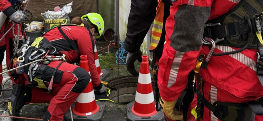 Höhenretter retten Hund aus Schacht