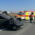 B7: PKW kommt nach Unfall bei Calden auf dem Dach zum liegen